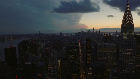 Vista-Panorámica-Aérea-Del-Paisaje-Urbano-Al-Atardecer.-Volar-Sobre-La-Ciudad-Después-Del-Atardecer.-Edificios-De-Gran-Altura-Y-Rascacielos-Del-Centro.-Manhattan,-Ciudad-De-Nueva-York,-Estados-Unidos