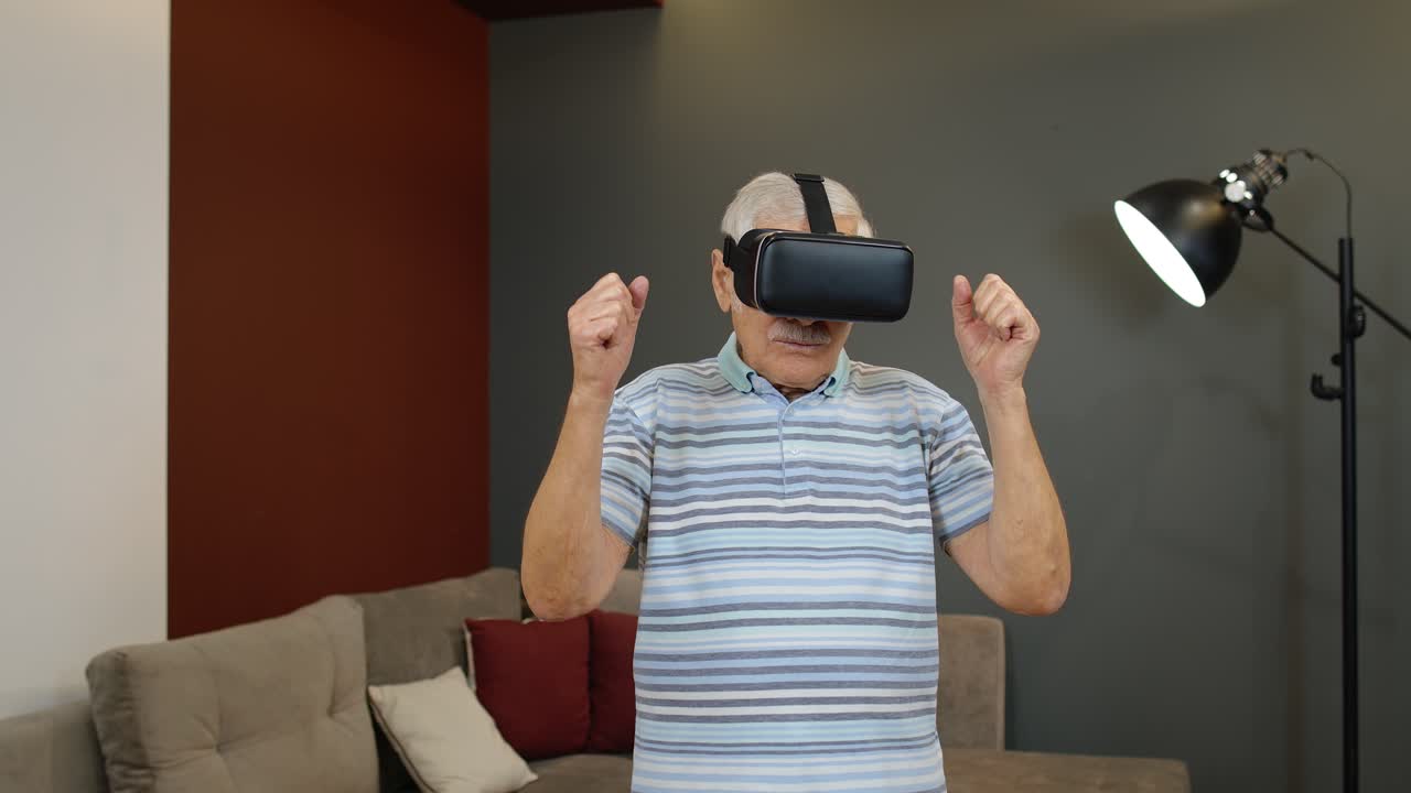 un anciano experimentando con emoción la realidad virtual.