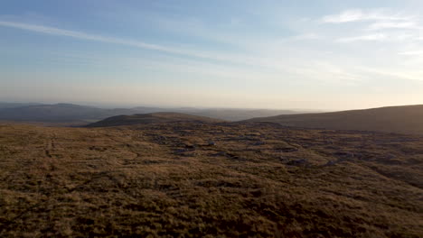 Luftdrohne-4k,-Die-Sich-über-Felsen-Und-Grasberglandschaft-Mit-Weg-Und-Himmel-Bewegt