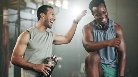 hombre feliz, amigos y cinco en la forma física