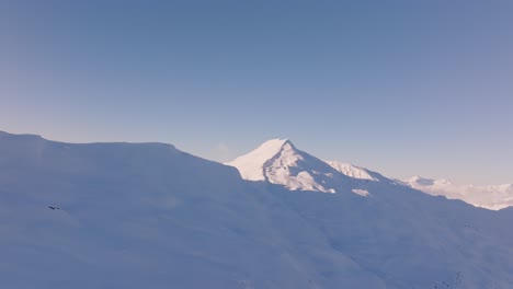 un santuario de invierno sereno en medio de las montañas
