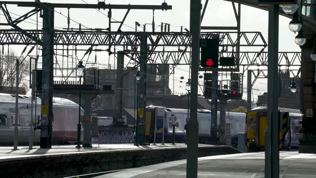 역에서 서로 지나가는 기차