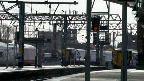 trenes que se cruzan en la estación