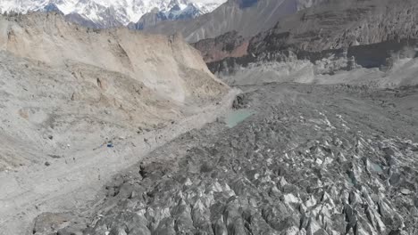 Antena-Sobre-El-Glaciar-Hopar-En-El-Valle-De-Nagar