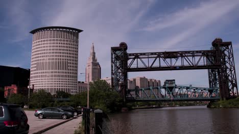 Die-Skyline-Von-Cleveland-Vom-Ufer-Des-Cuyahoga-River-Aus-Gesehen
