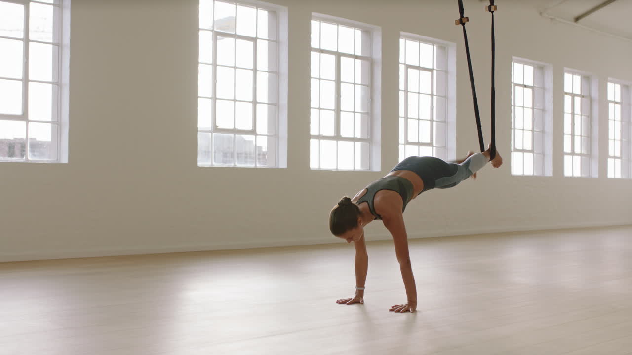 fitness yoga aéreo mujer practicando posturas usando hamaca disfrutando del estilo de vida de fitness haciendo ejercicio en el estudio entrenamiento meditación al amanecer