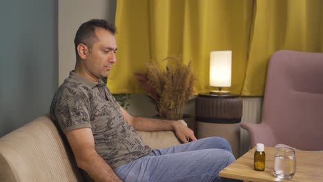 el hombre que quiere suicidarse tomando pastillas.