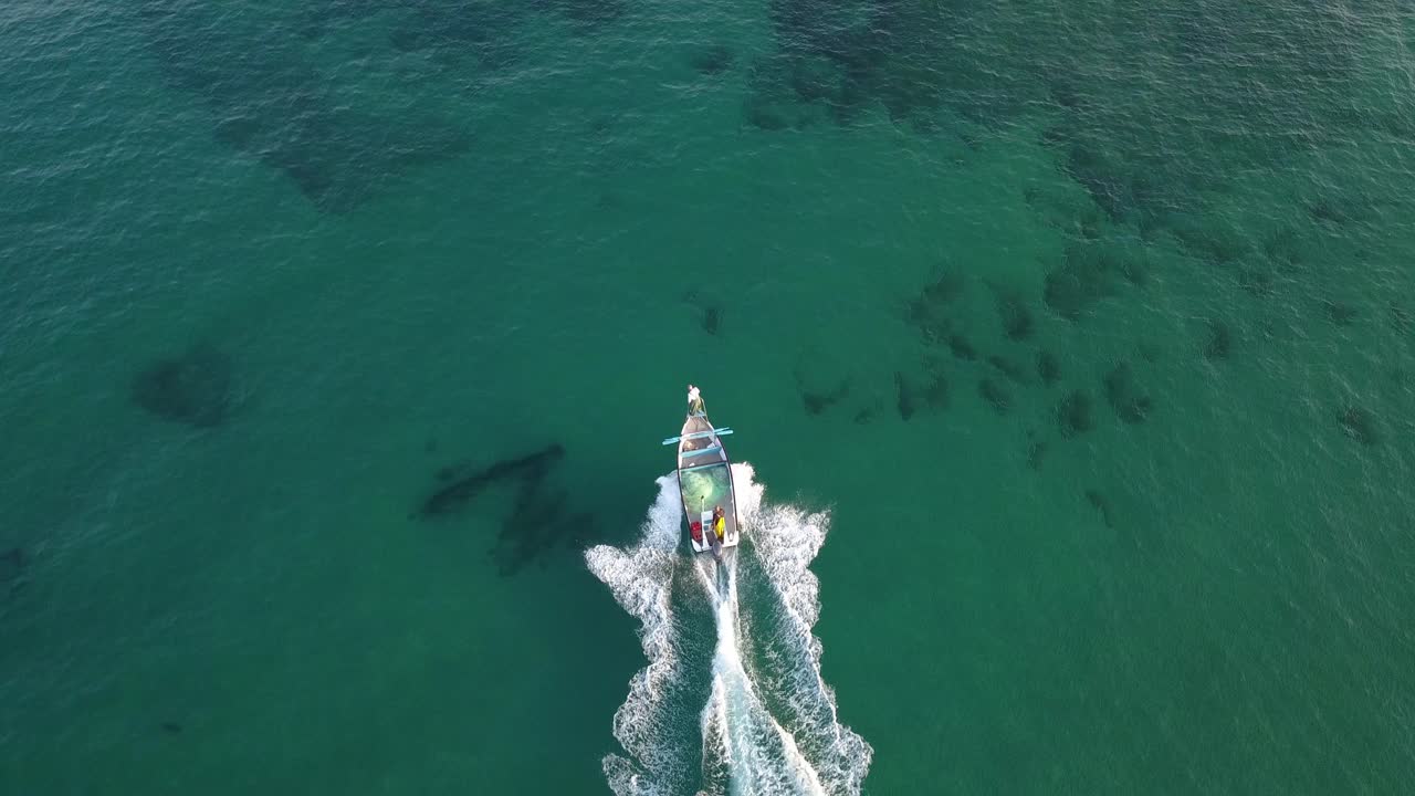 푸른 물 에 있는 작은 시 배