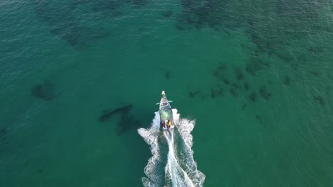 pequeño barco de pesca en aguas turquesas