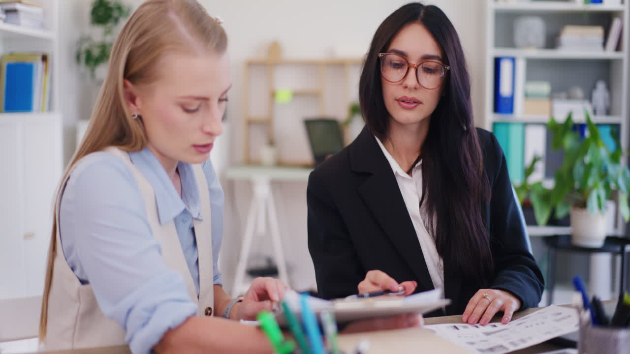 empleado corporativo presenta el plan al gerente de ventas