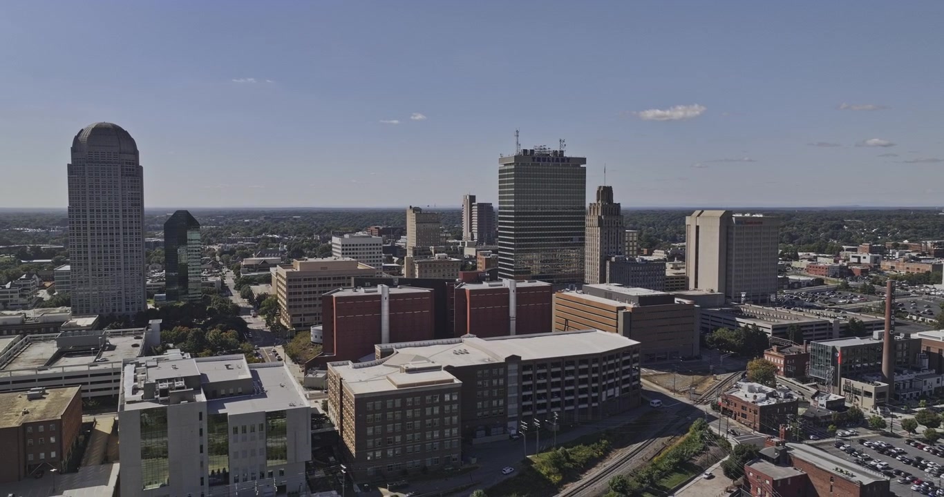 Flyfoto v27 av Winston-Salem, Nord-Carolina, over sentrumsparker, stier og grønne korridorer på en klar dag. Filmet med Mavic 3 Pro Cine – 1. oktober 2023.