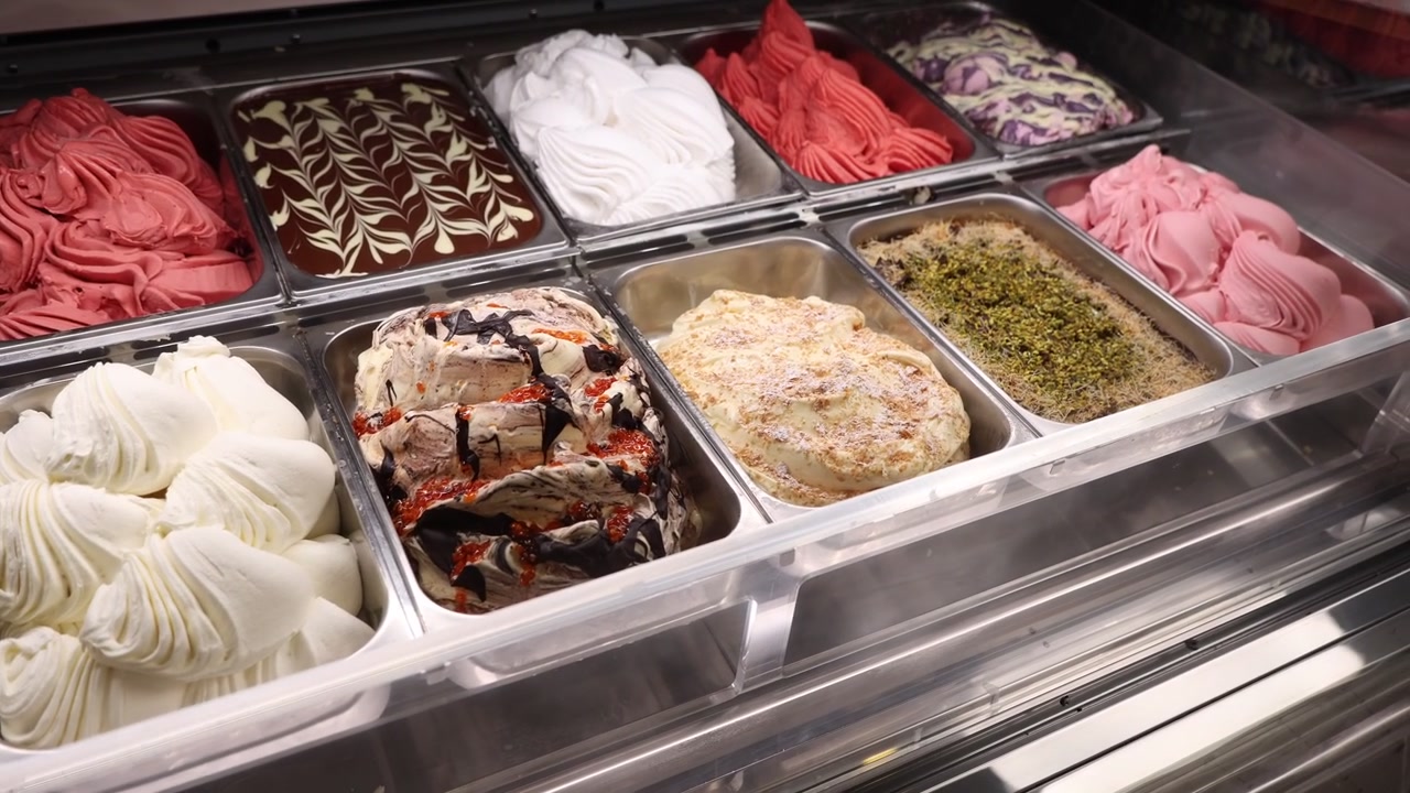 Saveurs assorties de gelato italien dans une vitrine