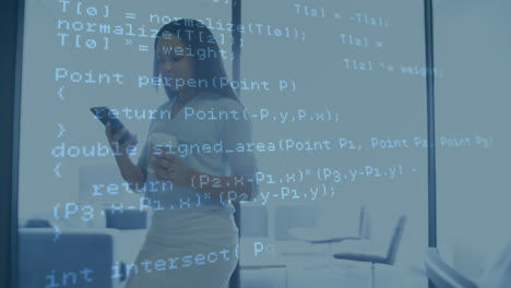 animación del procesamiento de datos sobre una mujer afroamericana que usa un teléfono inteligente