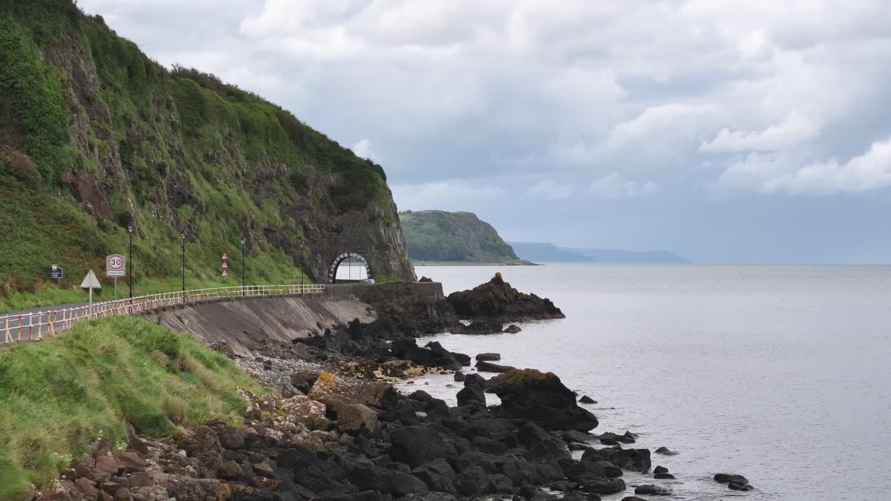 북아일랜드의 앤트림 코스트 로드 (antrim coast road) 에 있는 블랙 아치 (black arch)