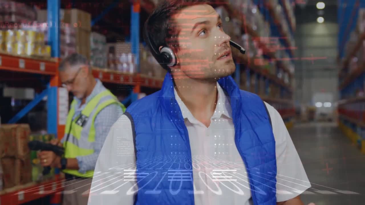 animación de procesamiento de datos digitales sobre trabajador caucásico de almacén