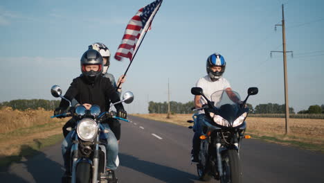 Friends-travel-on-motorcycles-1