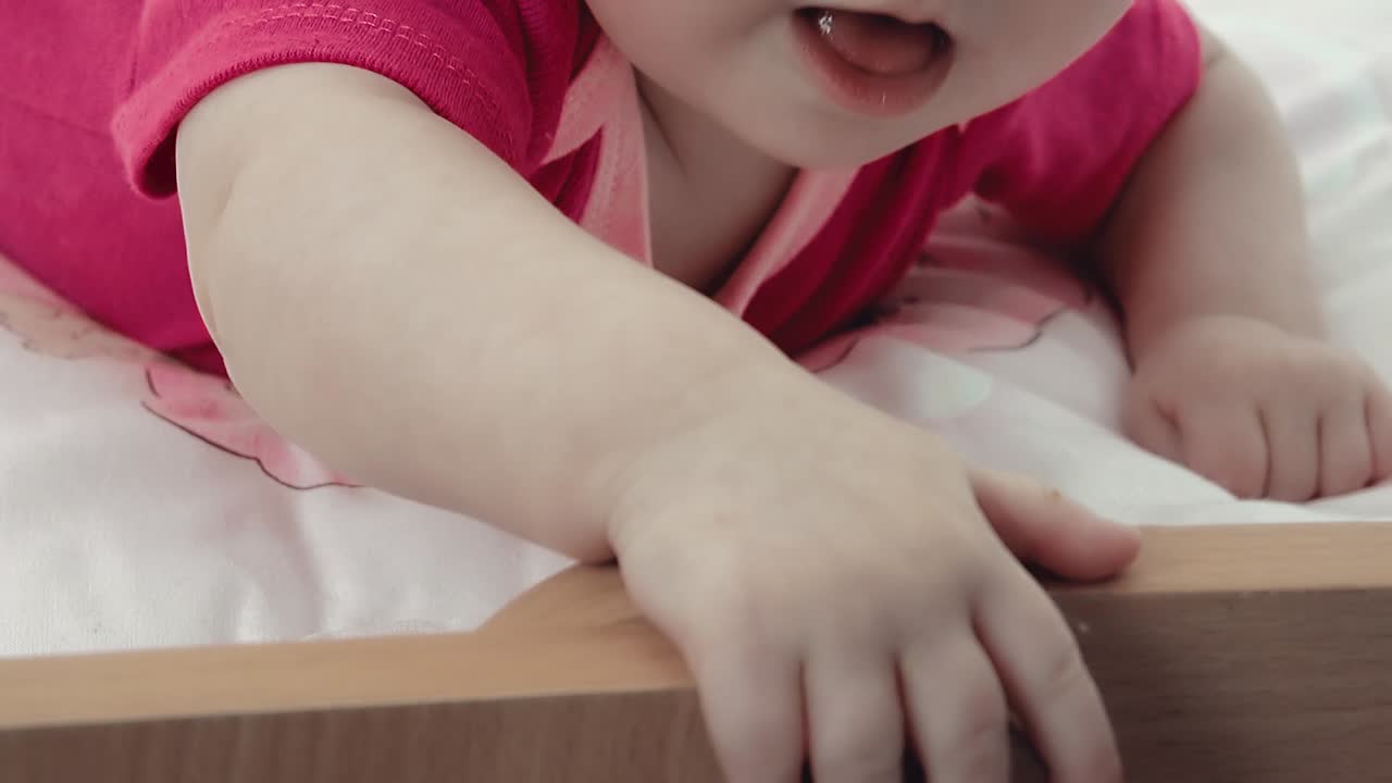 un bebé bonito tratando de tomar algo 1