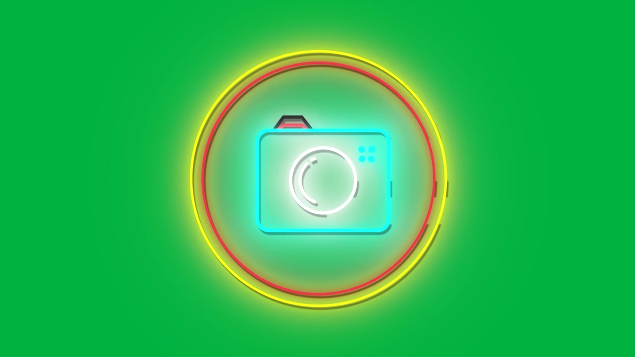 Animación al inicio de un icono de cámara color verde azulado, con las marcas del objetivo desplazándose en el escenario y un arco giratorio indicando el estado.