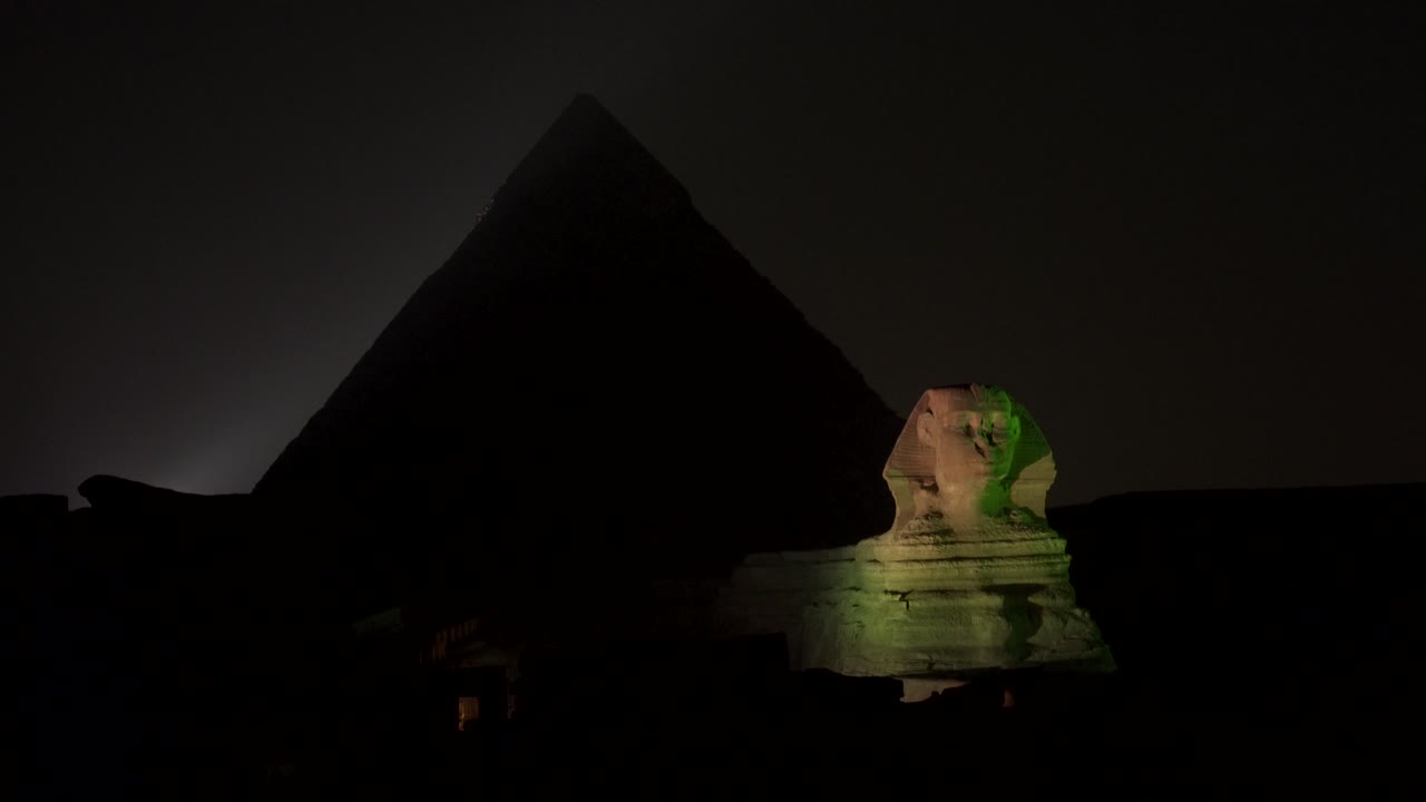 Velká pyramida a Sfinga v noci