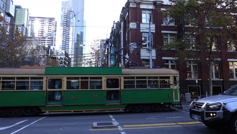 tranvías y coches que se mueven a través de la intersección de la ciudad