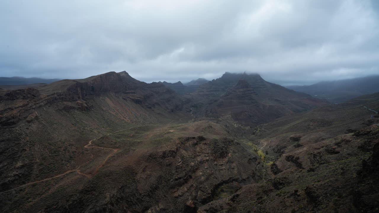 lapso de tiempo de nubes volando sobre montañas dramáticas