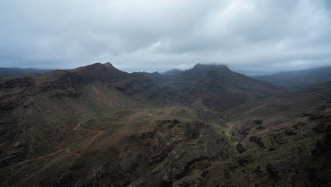 Lapso-De-Tiempo-De-Nubes-Volando-Sobre-Montañas-Dramáticas