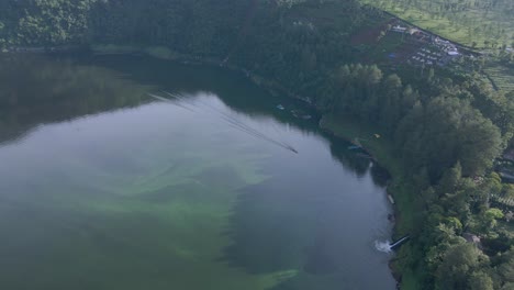 Lago-En-Una-Gran-Cuenca-De-Montañas