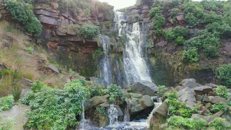 Imágenes-Aéreas-De-Drones-De-Una-Alta-Cascada-Rocosa-En-Los-Valles-De-Yorkshire,-Centavos