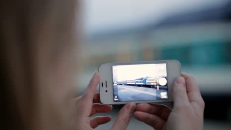 Frau-Mit-Telefon-Schießt-Ankommenden-Zug