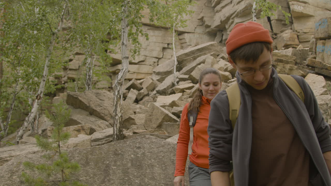 escaladores en la naturaleza