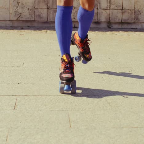 cerrar los pies de las chicas mientras montan patines