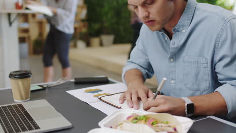 hombre de negocios, escribiendo notas