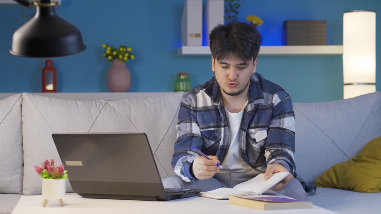 비디오 통화를 통해 친구와 함께 공부하는 학생.