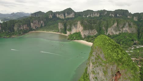 Paraíso-Aéreo-De-La-Playa-De-Railay-Y-Montañas-De-Piedra-Caliza-Con-Aguas-Turquesas-De-Andaman-En-Tailandia