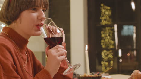 Young-woman-enjoying-dinner-with-friend