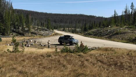 Dolly-zoom-of-guy-and-truck-on-dirt-road