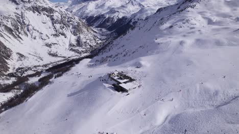 Vista-De-Arriba-Hacia-Abajo-De-La-Estación-De-Esquí-Y-La-Pista-De-Esquí---Toma-De-Camión-Y-Toma-Panorámica---Toma-En-Tignes-Y-Val-D&#39;isere