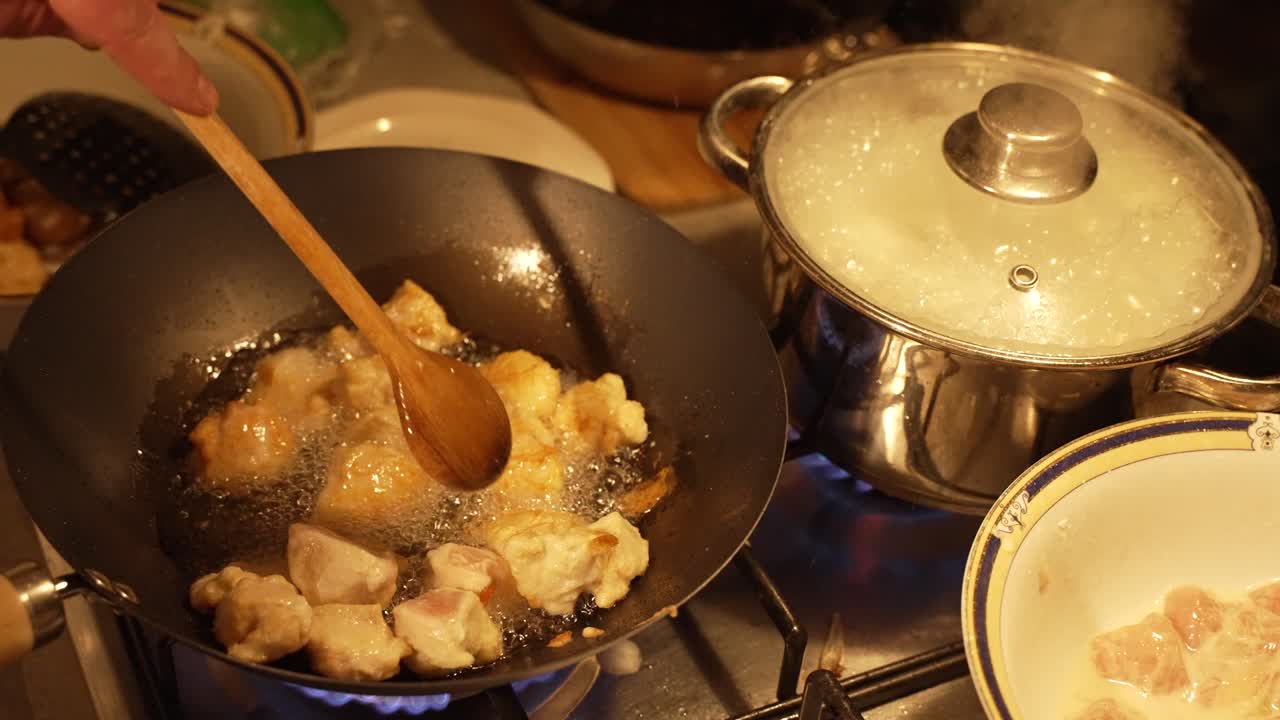 난로에 프라이팬에 닭 가슴살을 요리하는 여자, 슬로우 모션