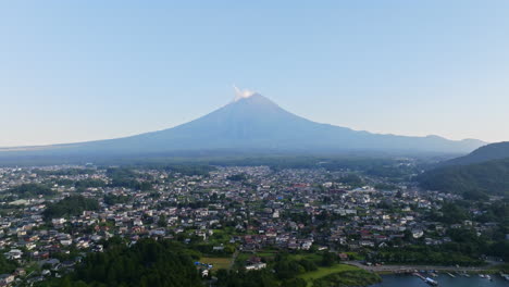 retiro aéreo sobre el pueblo de fujikawaguchiko en japón, fondo del monte fuji