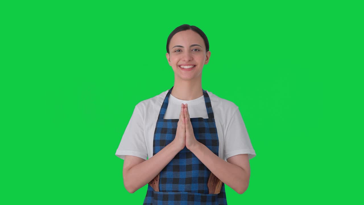 Casalinga indiana felice che fa Namaste Green screen