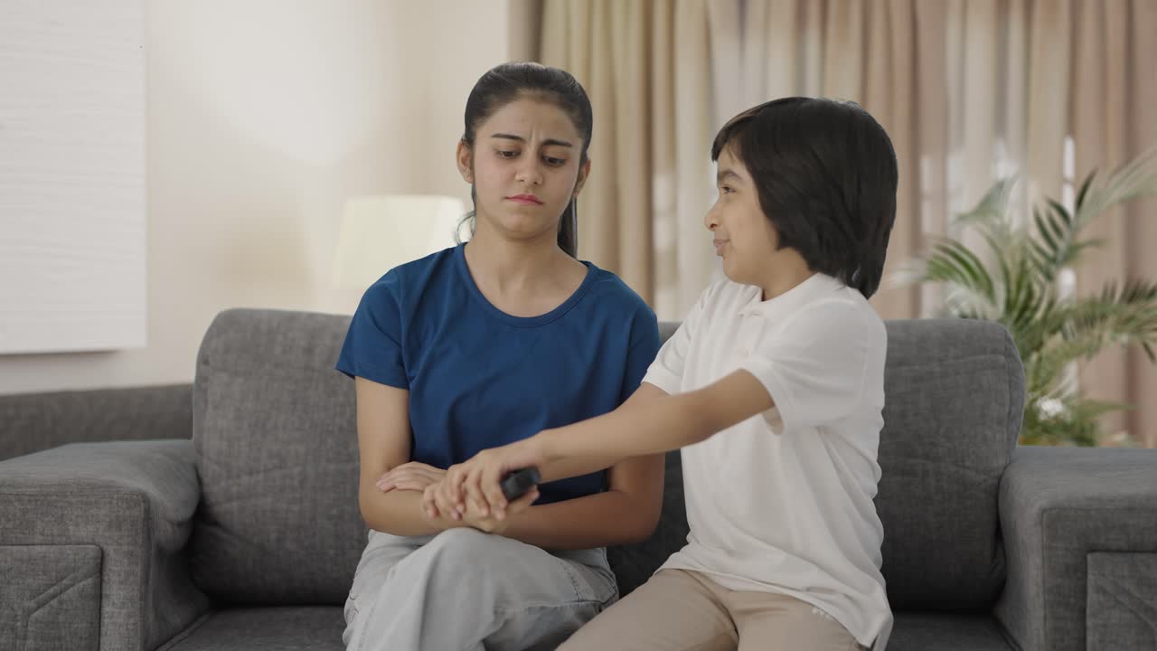 hermanos indios luchando por el control remoto de la tv