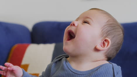 Baby-Spielt-Mit-Regenbogen-Seidenbändern-In-Zeitlupe