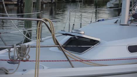 disparo en primer plano de una escotilla abierta en un velero atracado en una marina
