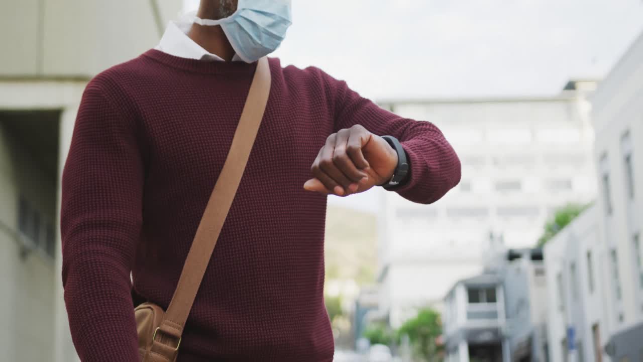 코로나바이러스 코로나19 마스크를 착용한 아프리카계 미국인