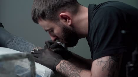 Tatuaje-Maestro-Pintura-Tatuaje-Con-Máquina-En-El-Brazo-En-El-Salón
