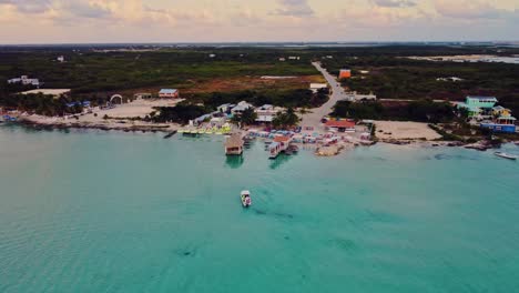 Antena-Sobre-La-Playa-Y-El-Resort-Cerca-De-La-&#39;playa-Secreta-De-Belice&#39;-En-El-Cayo-O-Bahía-Ambergris,-Belice