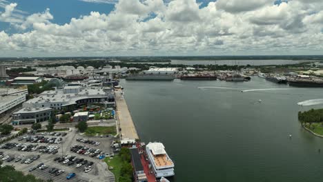 la vista del drone di un porto trafficato di tampa, in florida.