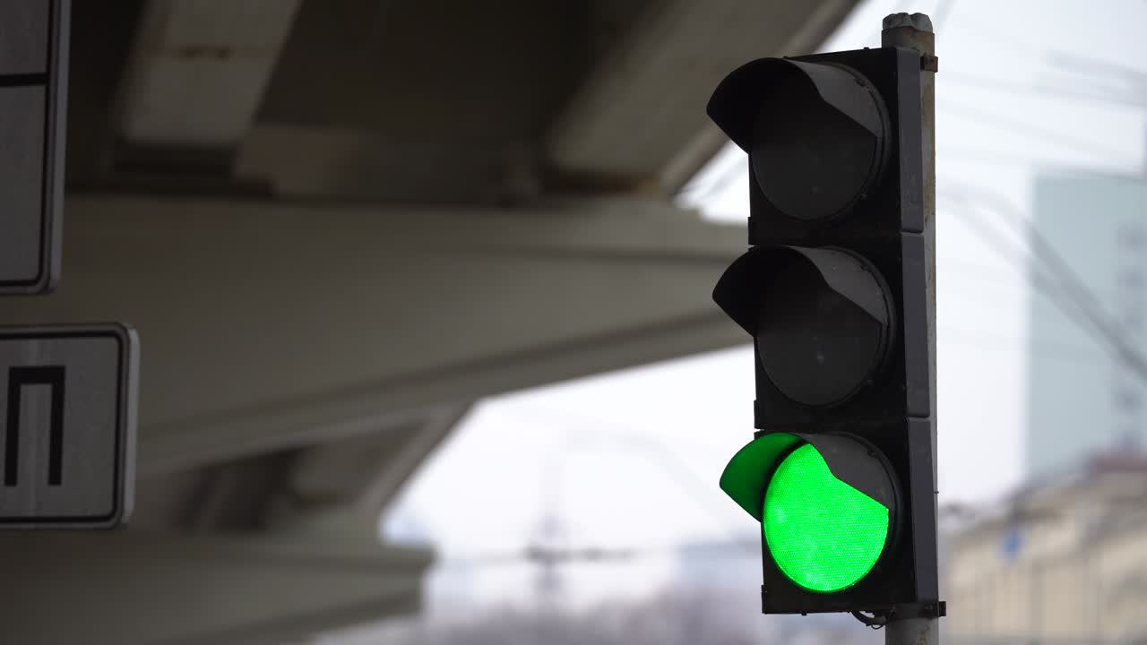 el semáforo en la carretera regula el tráfico