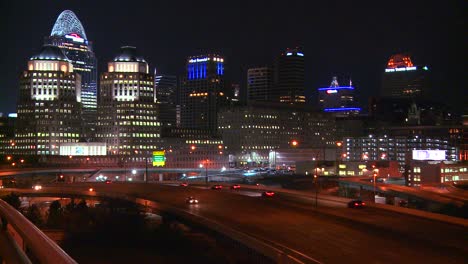 Un-Disparo-De-Establecimiento-De-Cincinnati-Ohio-En-La-Noche-Con-Autopistas-En-Primer-Plano