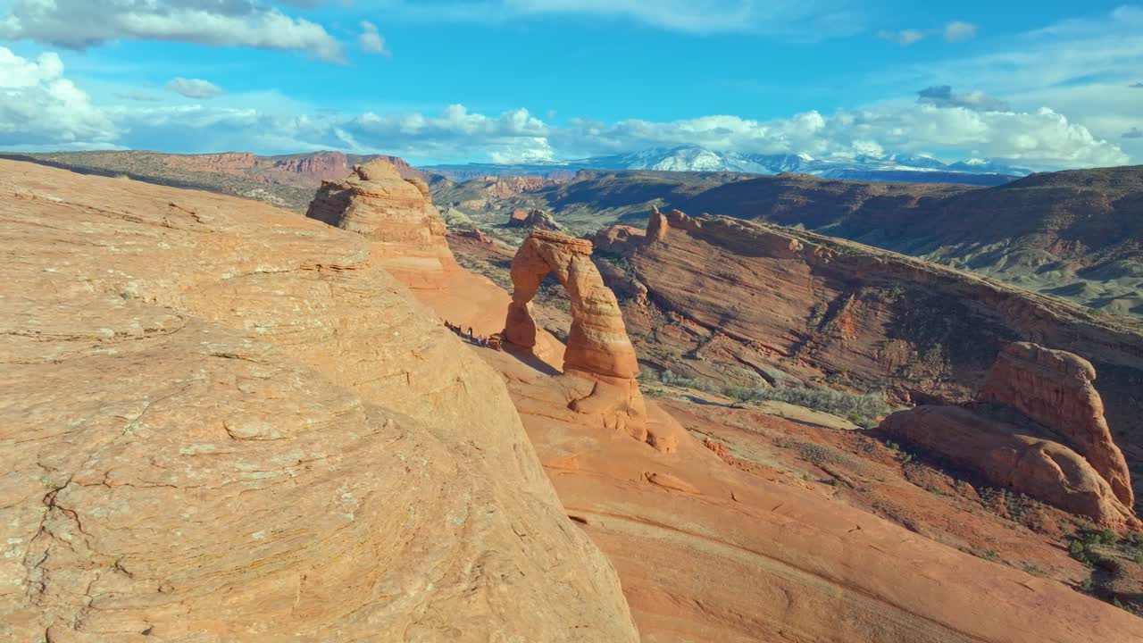 Imponente roccia rossa che si rivela ai visitatori del Parco Nazionale degli Arches nello Utah, Stati Uniti.